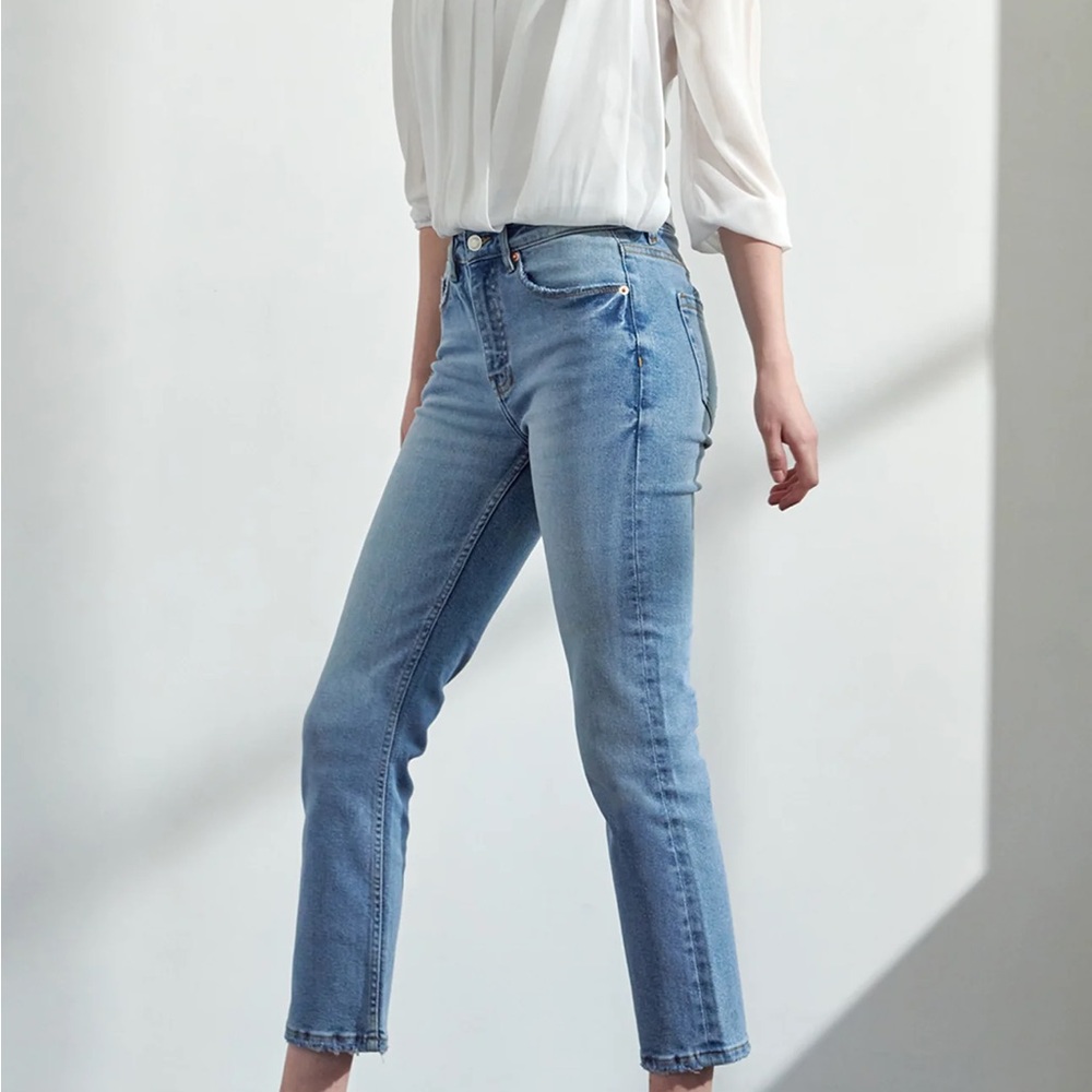 Muse Looks Distressed Mid Rise Slim Flared Classic Fit Mom light wash Jeans
